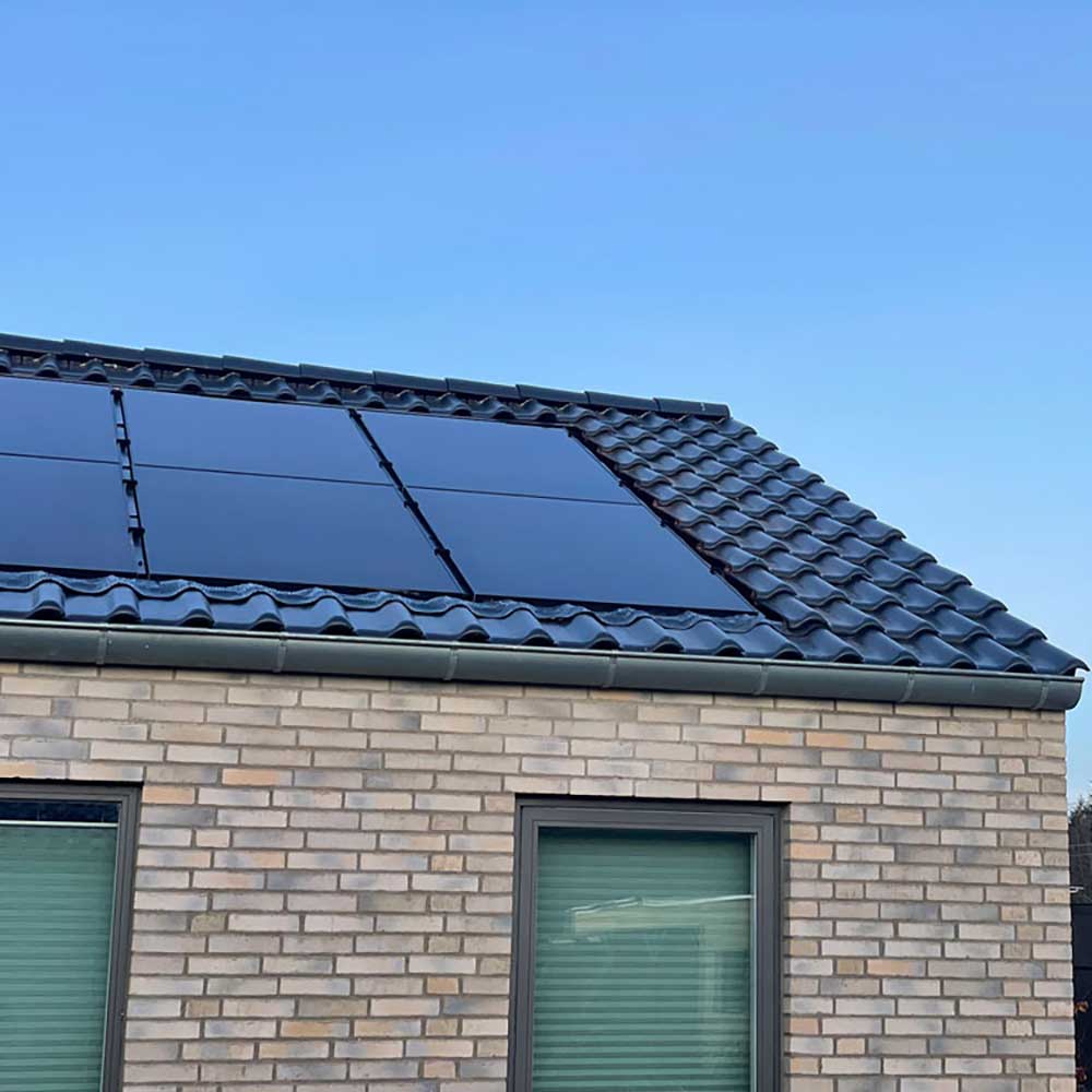 Integreret solceller på et villahus med sort tegl
