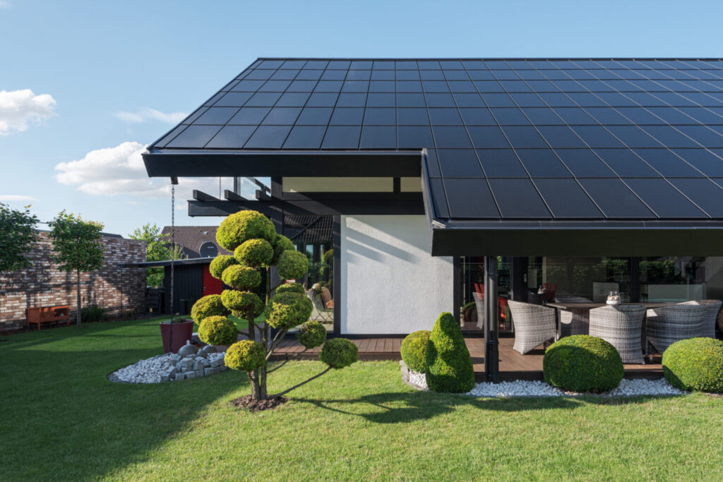 Ennogie tag med solceller i en helt sort model